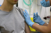 Britania e Madhe “infekton vullnetarë me coronavirus”