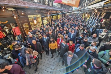 Kurti e Vjosa Osmani hapin fushatën në Pejë: Pranvera në Kosovë sivjet po vjen më herët