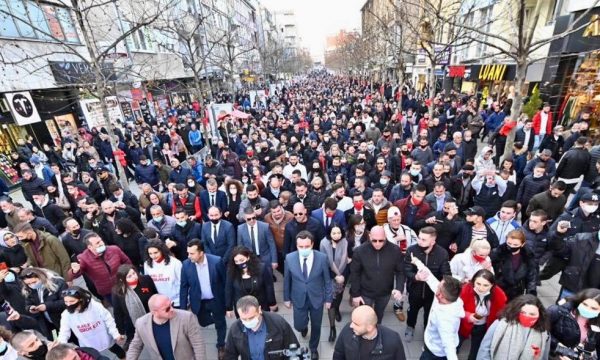 Zyrtari i PDK-së: Kurti po mundohet ta imitojë marshin e Leninit