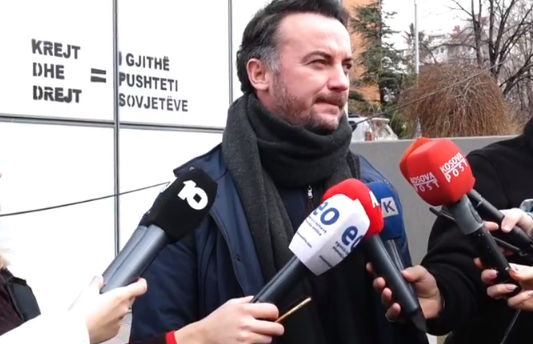 PSD me aksion kundër LVV-së, e shkruajnë një mesazh për partinë e Albin Kurtit në muret e Qeverisë