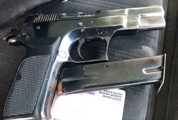 Policia ndalon një veturë në Prishtinë, ngasësit i gjejnë armë në brez