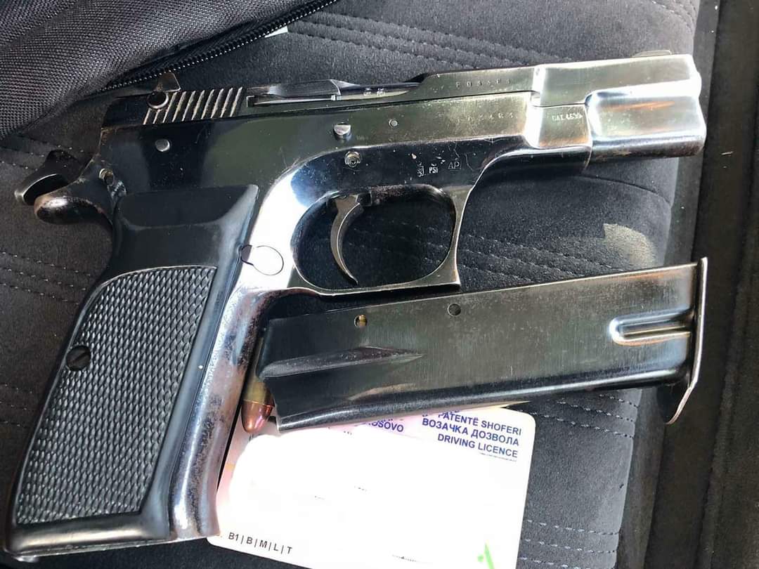 Policia ndalon një veturë në Prishtinë, ngasësit i gjejnë armë në brez
