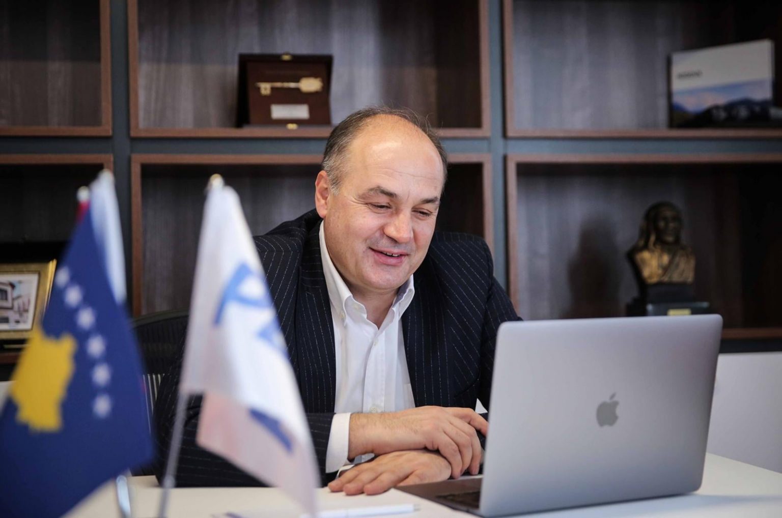 Hoxhaj sot viziton një fabrikë për prodhimin e barërave