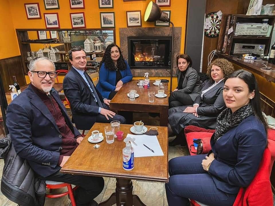 Vjosa dhe Albini të pandashëm, shijojnë kafen e mëngjesit!