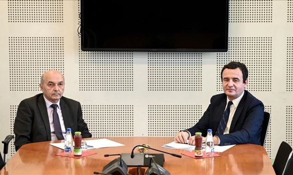 Mustafa i kërkoi sqarime për shamitë e kuqe, kjo është përgjigja e Kurtit