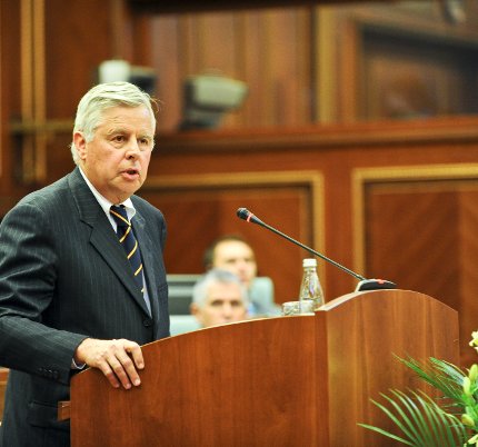 Pieter Feith e mbështetë Hoxhajn në garën për kryeministër, e quan mik të mirë