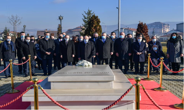 LDK homazhe tek varri i Rugovës në ditën e përvjetorit të pavarësisë