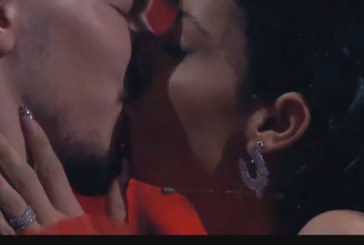 Jasmin çohet dhe puth Andin në buzë në mes të studios