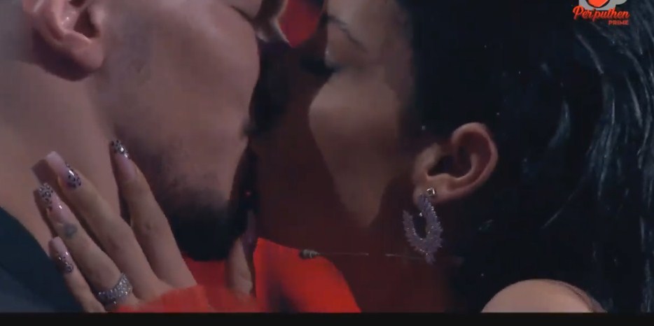 Jasmin çohet dhe puth Andin në buzë në mes të studios