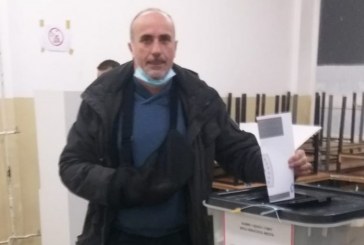 Aksidenti nuk e ndaloi qytetarin të votojë në zgjedhjet e 14 shkurtit