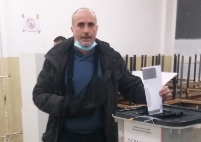 Aksidenti nuk e ndaloi qytetarin të votojë në zgjedhjet e 14 shkurtit
