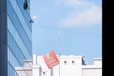 Rrëzohet droni i PSD-së me mbishkrimin “Lideri Suprem”, përplaset në ndërtesën e Qeverisë