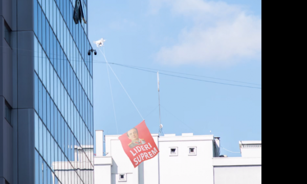 Rrëzohet droni i PSD-së me mbishkrimin “Lideri Suprem”, përplaset në ndërtesën e Qeverisë