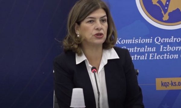 Hapen kutitë e votimit, voton Valdete Daka