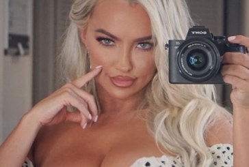 Modelja gjoksmadhe amerikane, çmend rrjetin me foto pa jelek