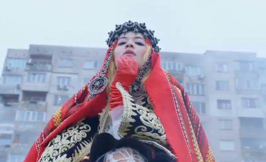 Rita Ora në veshje kombëtare shqiptare në videoklipin e projektit të ri