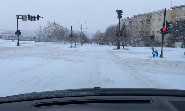 Shpend Ahmeti pas kritikave: Pa u ndal reshjet nuk mund të pastrohet krejt bora