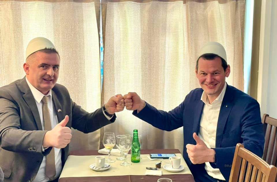 Politikani zviceran me plis të bardhë kërkon votën e shqiptarëve në Gjenevë