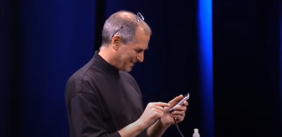 Thirrja e parë në historinë e iPhone, Steve Jobs: 4 mijë kafe ju lutem