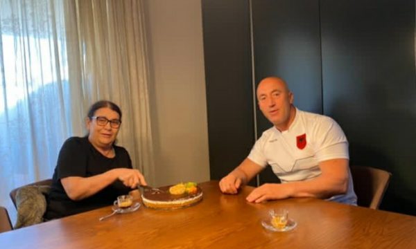 Haradinaj e nis mëngjesin e 8 marsit duke publikuar foto me nënën