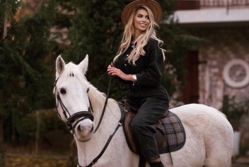 Luana Vjollca josh me dukjen, ndërsa fotografohet duke kalëruar