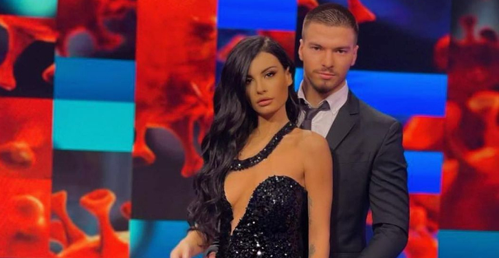 Jasmina dhe Andi puthen gjatë kërcimit romantik