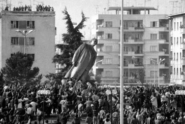 Simbolika e bustit të Enver Hoxhës: 30 vjet më vonë