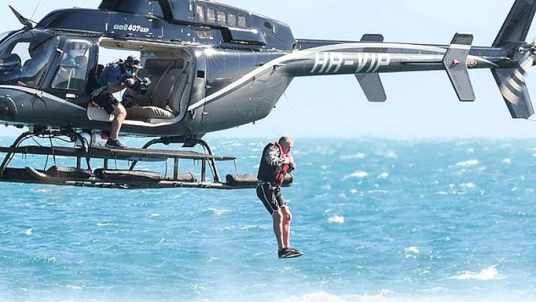 ‘Çmenduria’ e radhës nga Paul Gascoigne, u hodh nga helikopteri në det në hapjen e një programi italian