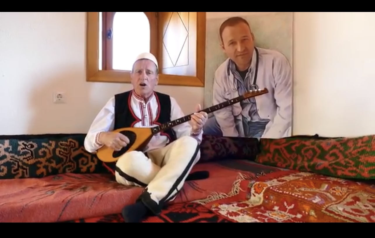 Rifat Berisha sjell këngën për Dr Abaz Krasniqin