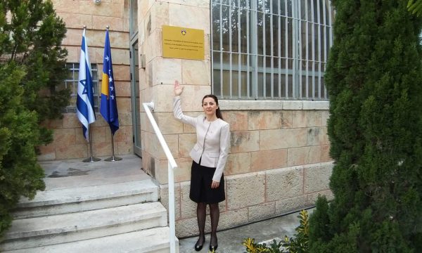 Përfaqësuesja e Kosovës në Izrael publikon foto nga ambasada në Jerusalem: Krenare dhe e nderuar