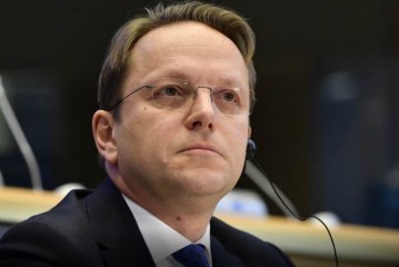 Varhelyi të mërkurën pritet ta vizitojë Kosovën
