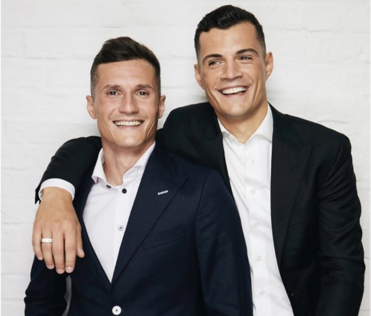 Taulant dhe Granit Xhaka i bëjnë dhuratë babait një veturë luksoze të tipit Mercedes