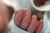 14 vjeçarja lind në Spitalin e Pejës, “zhduket” partneri me të cilin ka bashkëjetuar