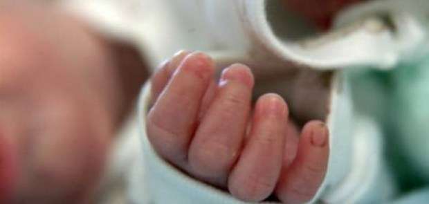 14 vjeçarja lind në Spitalin e Pejës, “zhduket” partneri me të cilin ka bashkëjetuar