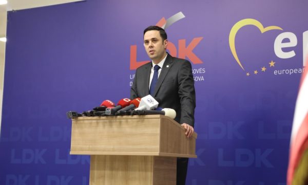Kreu i LDK’së: Dobët, shumë dobët, dështimi për të siguruar vaksina s’guxon të zëvendësohet me sulm ndaj mediave