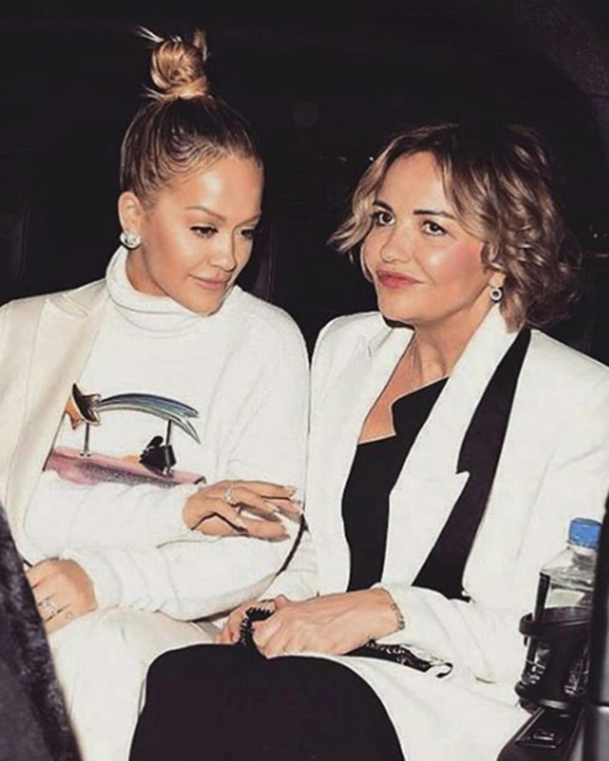 Si eshte Rita Ora ne shtepi, rrefen nena e saj!
