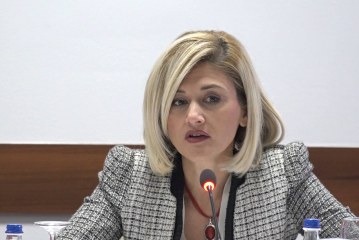 Mimoza Kusari: Kuvendi duhet ta shkarkojë bordin e AKP-së, një mbledhje e atij bordi kushton mbi 26 mijë euro