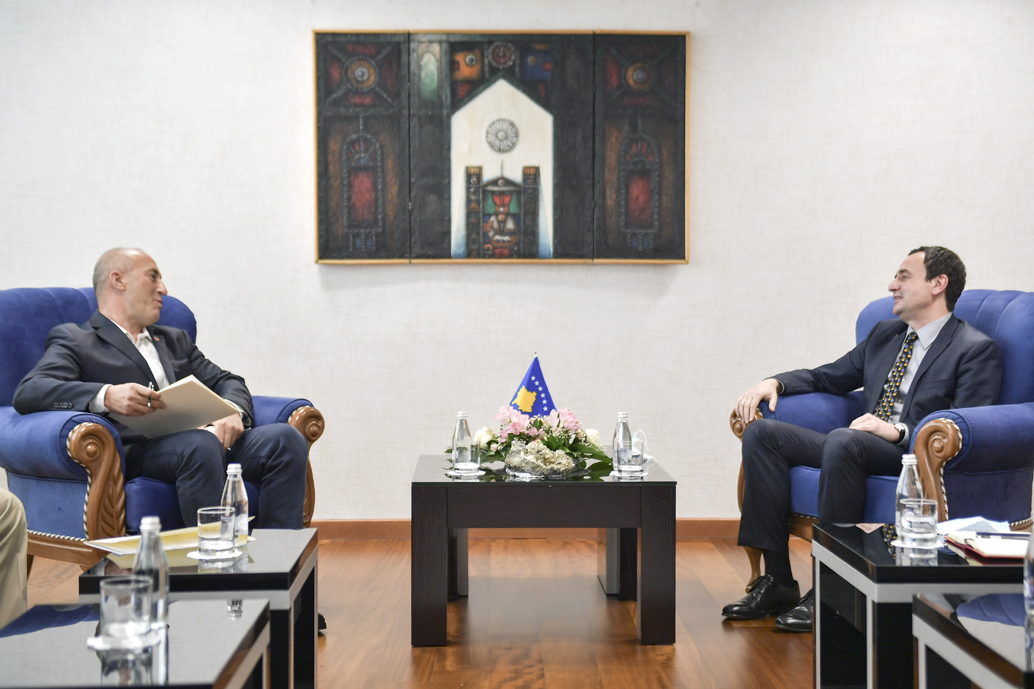 Nga zyra e kryeministrit flasin për takimin Kurti & Haradinaj