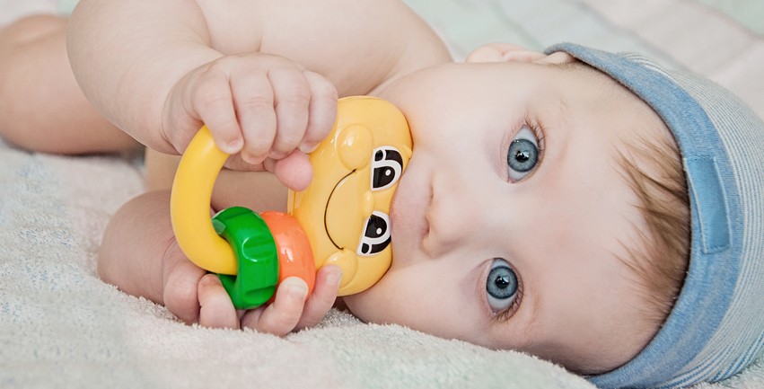 Si të veproni nëse bebes i vonohet dhëmbi i parë? Kur është koha të kërkoni këshillën e stomatologut