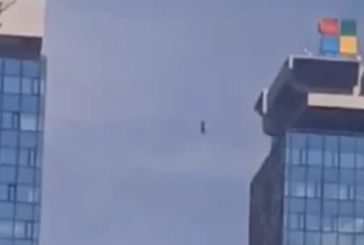 Një burrë eci në një litar midis dy rrokaqiejve në Sarajevë