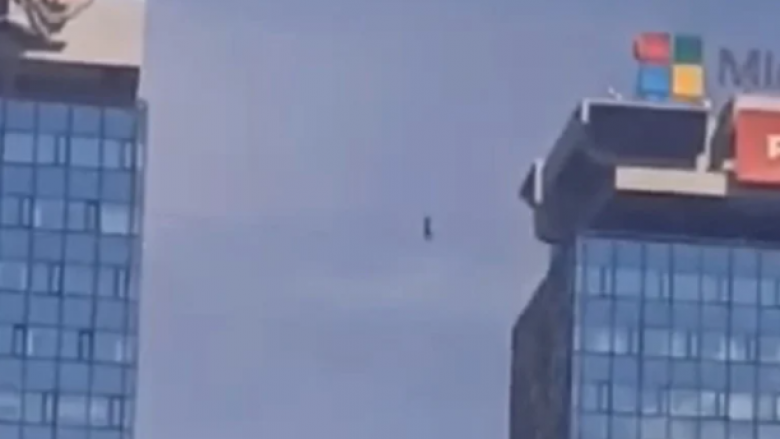 Një burrë eci në një litar midis dy rrokaqiejve në Sarajevë