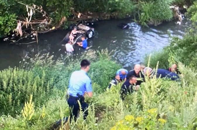 Vetura bie në lum, Arben Shabani i shpëton mrekullishtë 3 qytetarët
