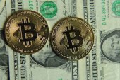 A duhet të investojnë bizneset tek kriptomonedha Bitcoin?