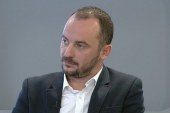 Molliqaj flet për policin që e goditi shkelm