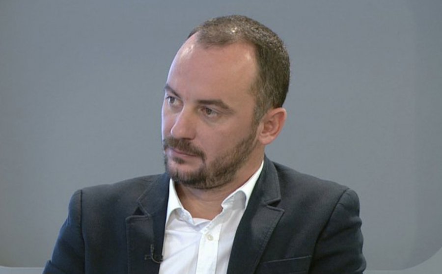 Molliqaj flet për policin që e goditi shkelm