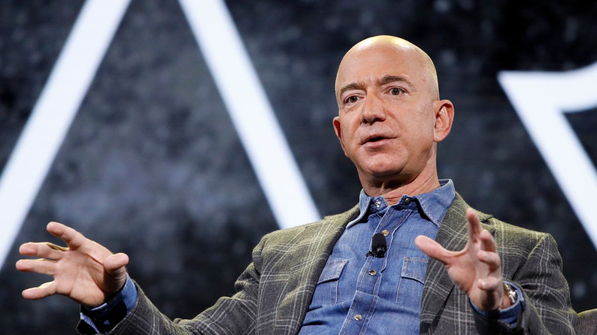 Jeff Bezos dhe tre shoqërues udhëtojnë sot në hapësirë