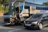Pamje nga aksidenti i Autobusit dhe veturës në rrugën e kombit