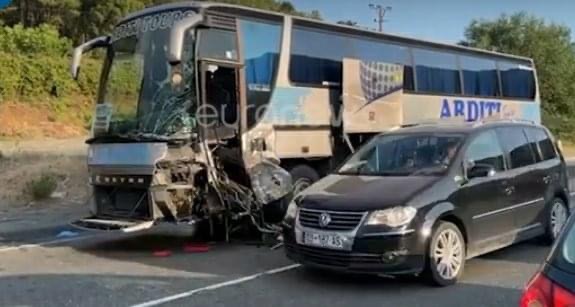Pamje nga aksidenti i Autobusit dhe veturës në rrugën e kombit