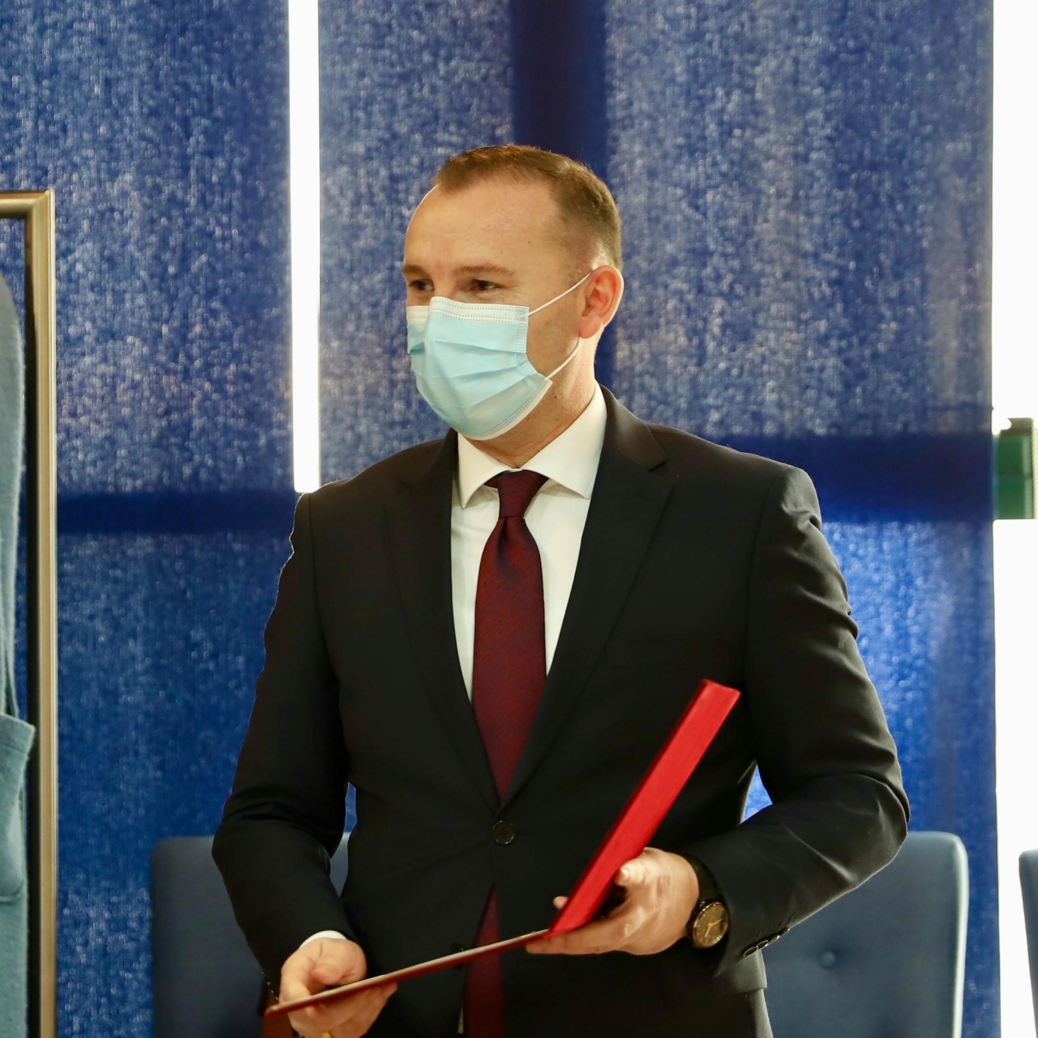 Deputeti Armend Zemaj kërkon hetim për helmimin e qytetarëve të Deçanit