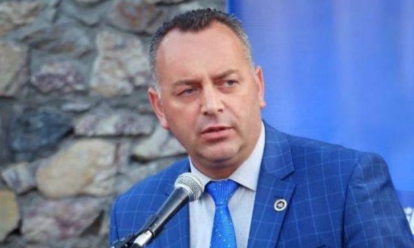 KFOR-i vendos barrikada të reja në afërsi të Manastirit të Deçanit, kryetari i komunës kërkon të hiqen
